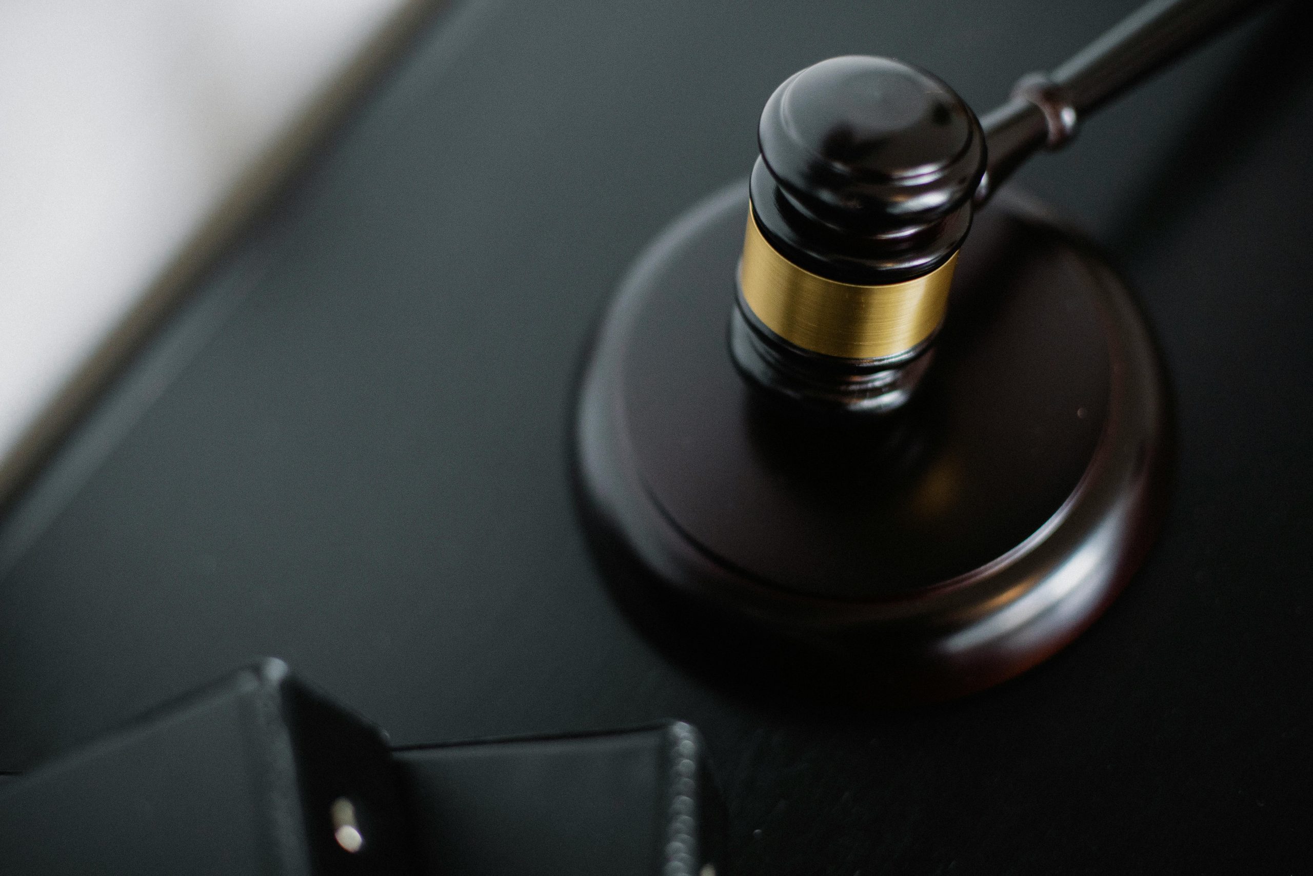 Mazo judicial sobre documentos en una mesa de trabajo